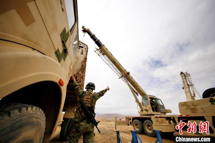 圖為野戰(zhàn)車輛搶修環(huán)節(jié)?！?祁漢智 攝