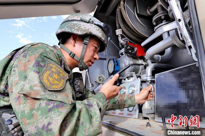 圖為群車加油科目演練現(xiàn)場。　 王先鋒 攝