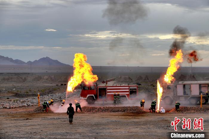 圖為野戰(zhàn)管線搶修?！?鄒寧寧 攝