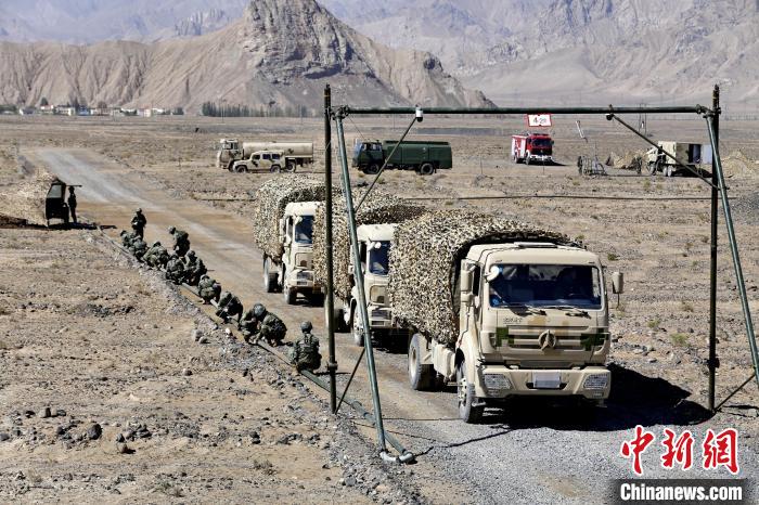 圖為野戰(zhàn)管線鋪設(shè)?！〕套颖?攝