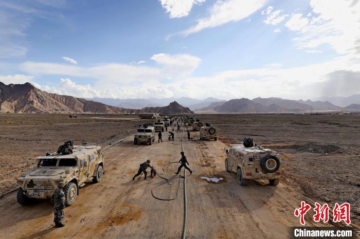 圖為群車加油科目演練現(xiàn)場?！?祁漢智 攝