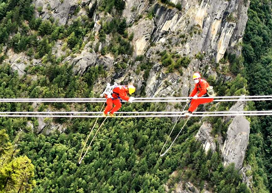 9月15日，電力檢修人員開(kāi)展左波線(xiàn)米堆冰川段導(dǎo)線(xiàn)扭絞處理走線(xiàn)作業(yè)。旦尼攝