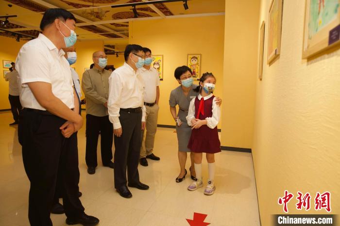 圖為與會嘉賓與入選畫作的“小作者”們一同觀展。　中國藏學研究中心供圖