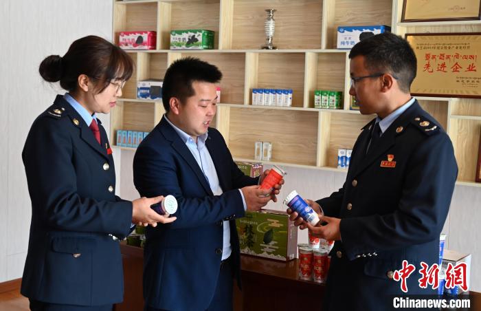 圖為林芝稅務(wù)部門上門了解企業(yè)情況，并宣講稅收政策。資料圖 趙朗 攝