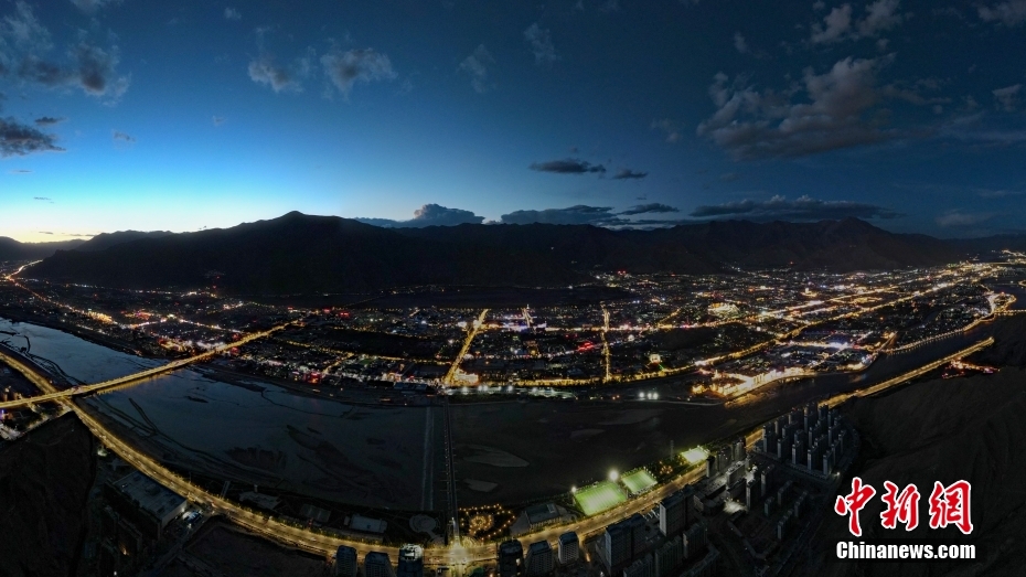 資料圖為2020年6月10日，拉薩城市入夜，燈光點亮高原古城夜色。（無人機畫面） <a target='_blank' href='/'><p  align=