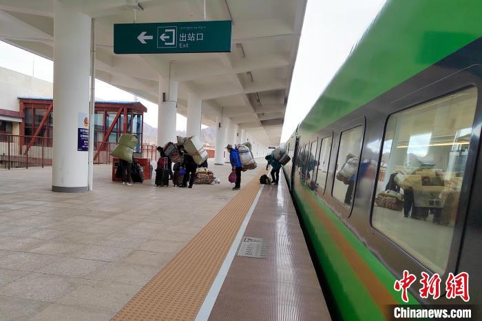 乘客乘復(fù)工專列抵達(dá)日喀則?！±_車(chē)務(wù)段 供圖