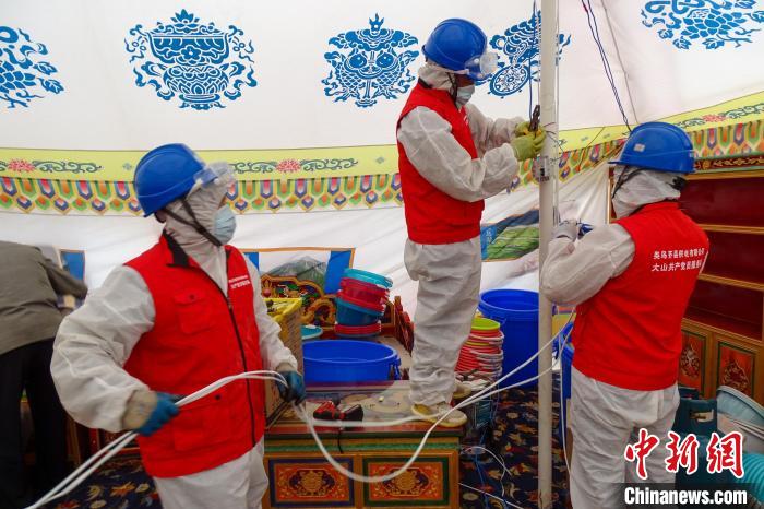 圖為西藏類烏齊縣供電部門為臨時隔離點50頂帳篷進行用電接入?！÷逅傻侵?攝