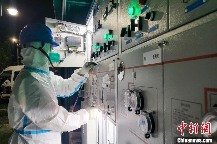 西藏電力部門順利完成方艙醫(yī)院供電設備安全可靠接入?！⊥醮箫w 攝