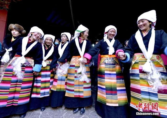資料圖為2014年12月6日，拉薩民眾歡度“仙女節(jié)”。 <a target='_blank' href='/'><p  align=