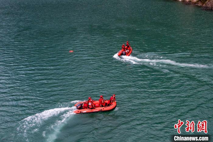 消防員操作舟艇進行s型繞標?！『罱?攝