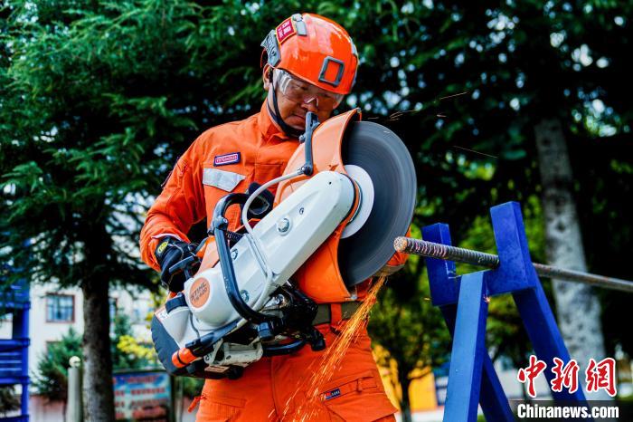 西藏林芝森林消防年度綜合救援技能大練兵活動現(xiàn)場?！『罱?攝