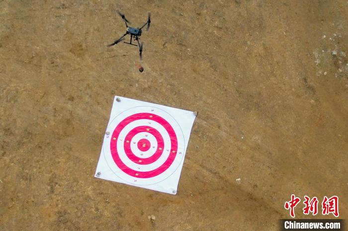 圖為消防員利用無人機空投滅火彈?！钣例?攝