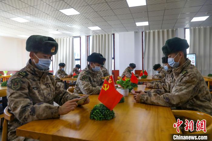 圖為阿里軍分區(qū)某邊防團組織官兵通過手機收聽收看二十大開幕盛況?！詵|供圖