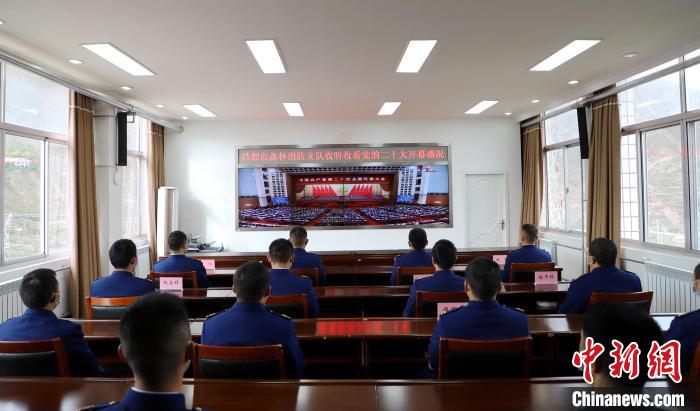 圖為西藏昌都市森林消防支隊收看二十大開幕直播。　徐思蓬 攝