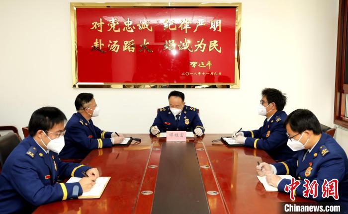 圖為西藏森林消防總隊在二十大開幕會結束后組織學習討論?！∥鞑厣窒揽傟牴﹫D