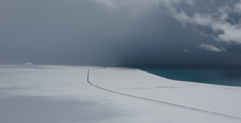 西藏阿里地區(qū)改則縣迎來初雪，銀裝素裹，美如畫卷。