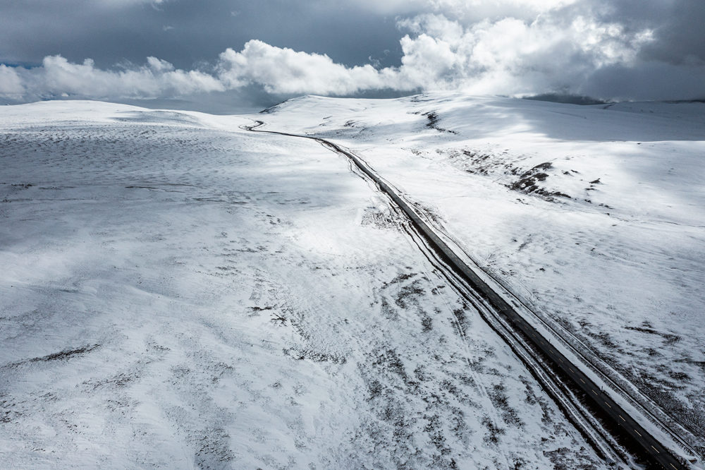 西藏阿里地區(qū)改則縣迎來初雪，銀裝素裹，美如畫卷。