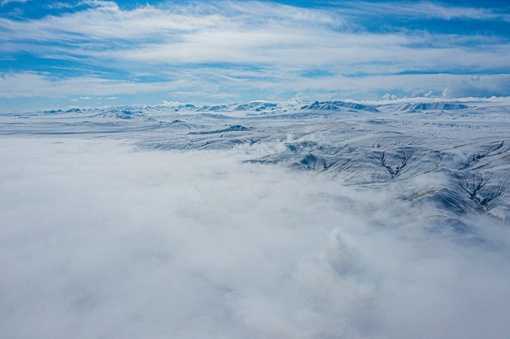 西藏阿里地區(qū)改則縣迎來初雪，銀裝素裹，美如畫卷。