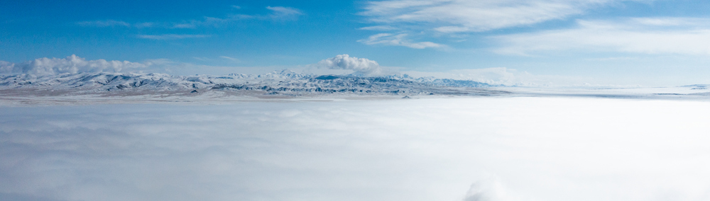 西藏阿里地區(qū)改則縣迎來初雪，銀裝素裹，美如畫卷。