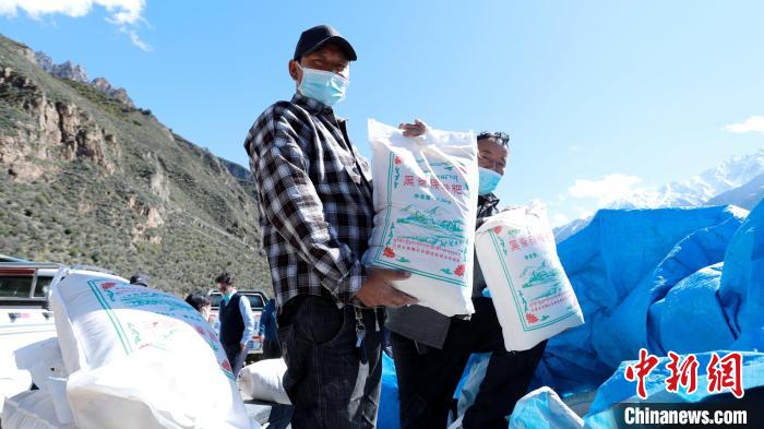 圖為合作社加工完成的優(yōu)質(zhì)糌粑?！〖卫杩h融媒體中心供圖