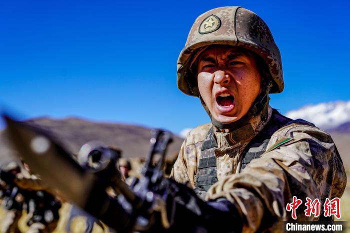 官兵正在進行刺殺操訓練?！∥鞑厣侥宪姺謪^(qū)某團供圖