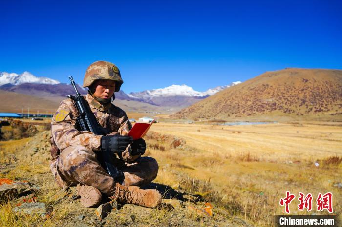 戰(zhàn)士正在品讀該團制作下發(fā)的二十大報告內容匯編“口袋書” ?！∥鞑厣侥宪姺謪^(qū)某團供圖