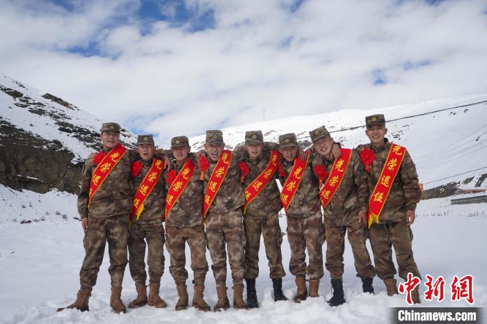 退伍老兵合照留念?！∥鞑厣侥宪姺謪^(qū)某團(tuán)供圖