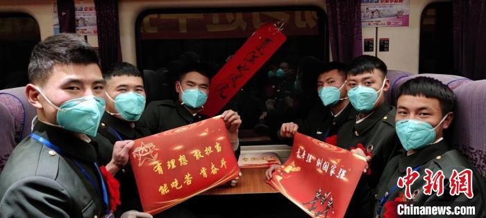 退伍老兵在退伍專列上合影留念?！∥鞑厣侥宪姺謪^(qū)某團(tuán)供圖