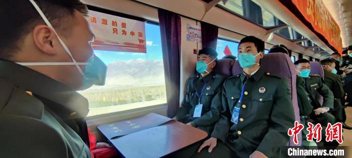 退伍老兵乘坐在退伍專列?！∥鞑厣侥宪姺謪^(qū)某團(tuán)供圖