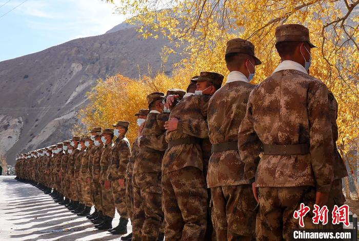 圖為什布奇邊防連退伍老兵與戰(zhàn)友相擁而泣，依依惜別?！⌒觳?攝