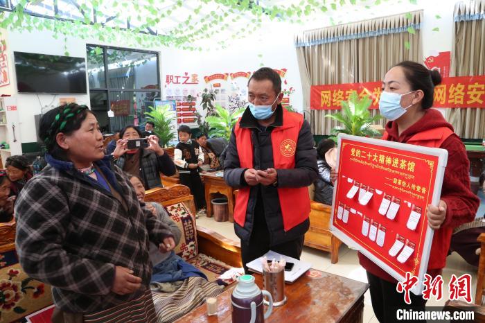 圖為瓊結縣村民參與問答?！愔闈扇?攝