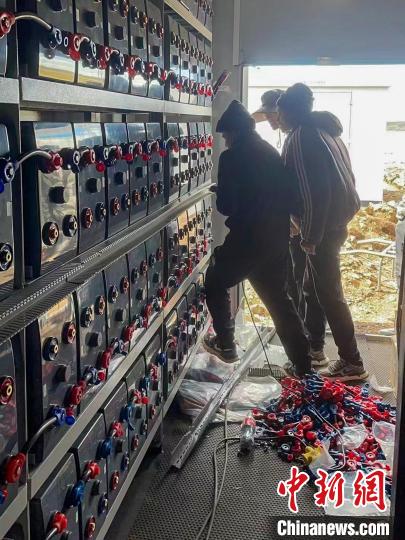 圖為微電網(wǎng)系統(tǒng)安裝調(diào)試現(xiàn)場(chǎng)。　孫寶鶴 攝