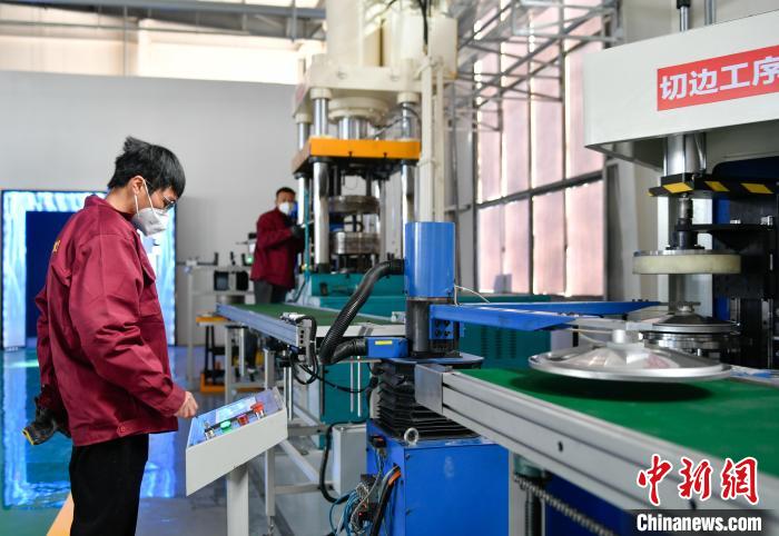 圖為炊具生產(chǎn)線?！∝暩聛硭?攝