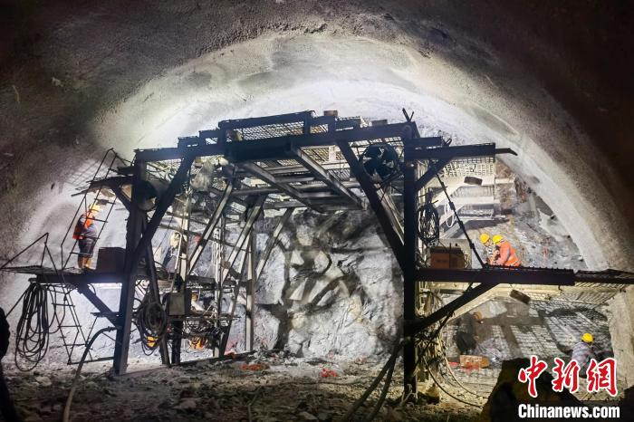 資料圖為隧道施工掘進(jìn)過程中。　西藏自治區(qū)交通運(yùn)輸廳 供圖