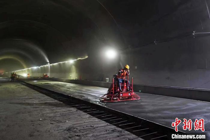 圖為隧道施工現(xiàn)場?！∥鞑刈灾螀^(qū)交通運(yùn)輸廳 供圖