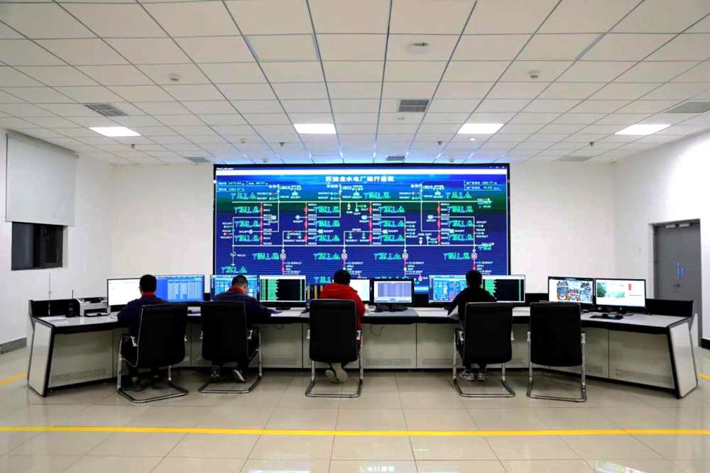 對大壩填筑碾壓進(jìn)行實時全過程監(jiān)控。吳雛音 攝