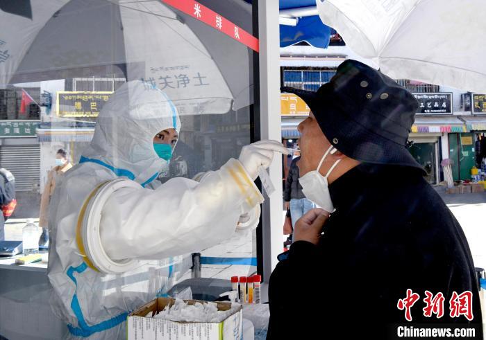 12月7日，拉薩市民正在進(jìn)行核酸檢測(cè)?！±盍?攝