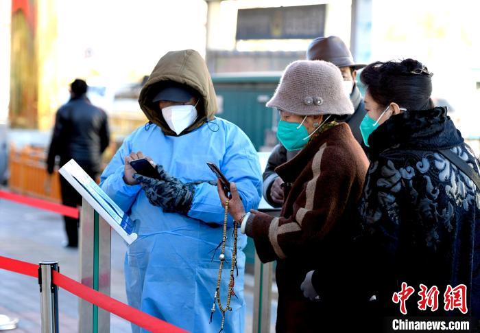 12月7日，拉薩市民掃碼進(jìn)入銀行辦理業(yè)務(wù)。　李林 攝