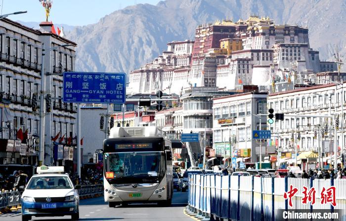 12月7日，一輛公交車(chē)從拉薩市城關(guān)區(qū)北京東路駛過(guò)?！±盍?攝