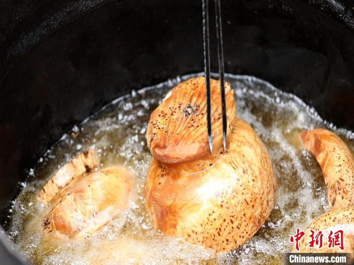 圖為已成型的木碗?！?鄧海平 攝