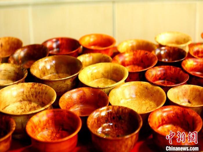 圖為木碗成品。　 鄧巴 　攝