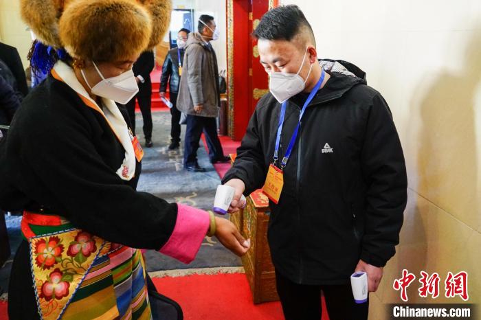 政協(xié)委員測體溫后入場?！〗w波 攝