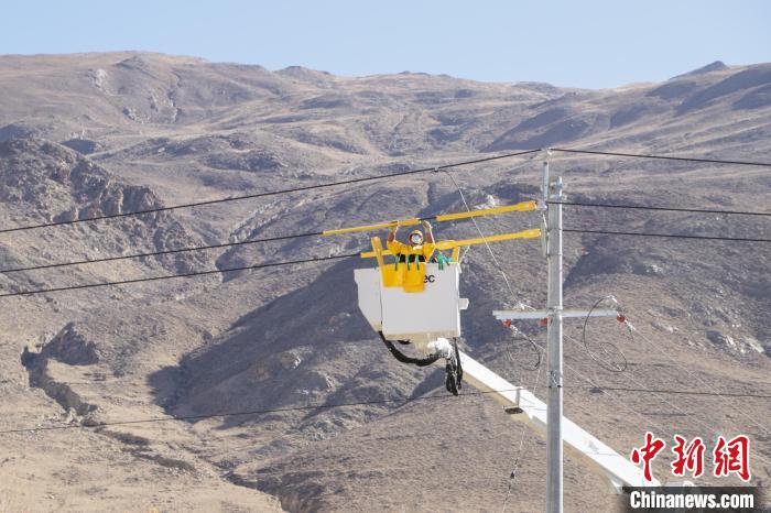 圖為11月9日，國網(wǎng)山南供電公司工作人員進(jìn)行搭火工作?！「裆?攝