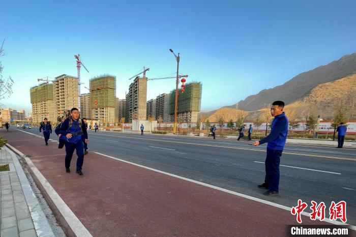 負重5公里體能訓練?！∥鞑厣窒揽傟犔厍诖箨?供圖