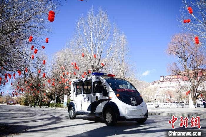 圖為1月23日，布達拉宮廣場派出所民警正在巡邏。　貢嘎來松 攝