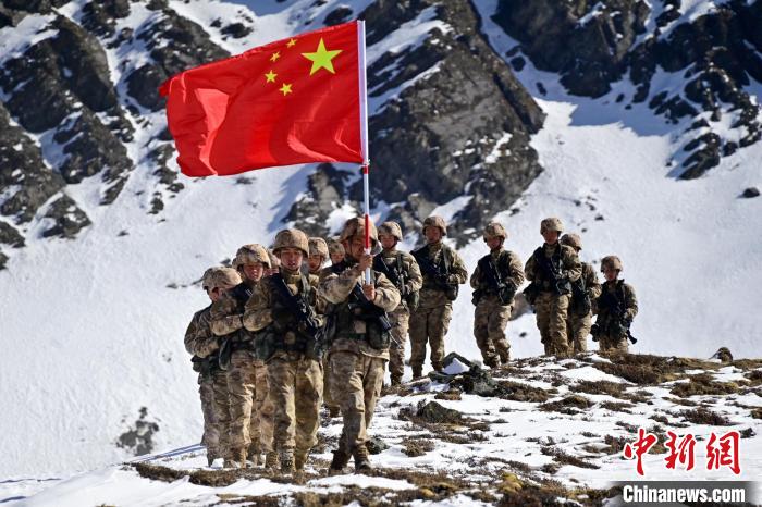 官兵們?cè)谘策呁局??！≡裢?攝