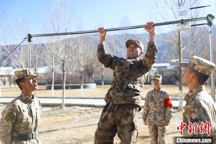 單杠引體向上現(xiàn)場，選手竭盡全力突破自我?！敲衫?攝