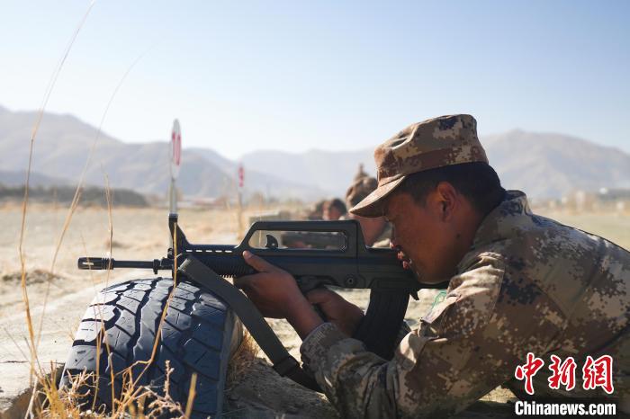 參賽民兵在進行瞄準?！敲衫?攝