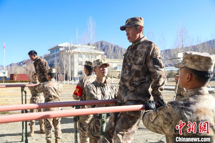 雙杠臂屈伸項目競賽現(xiàn)場?！敲衫?攝