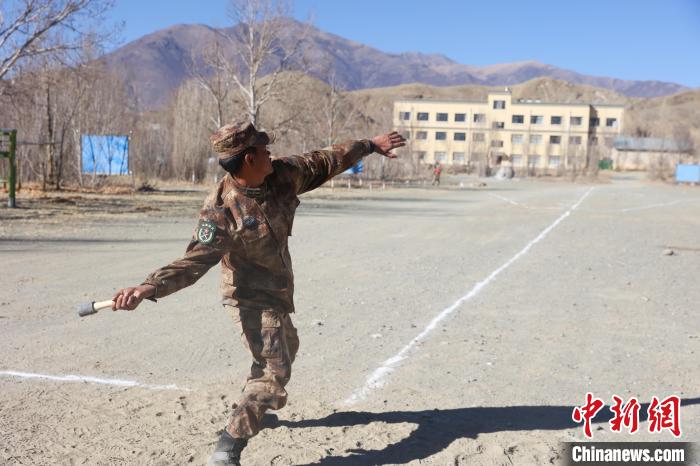 手榴彈投遠比武競賽現(xiàn)場?！敲衫?攝